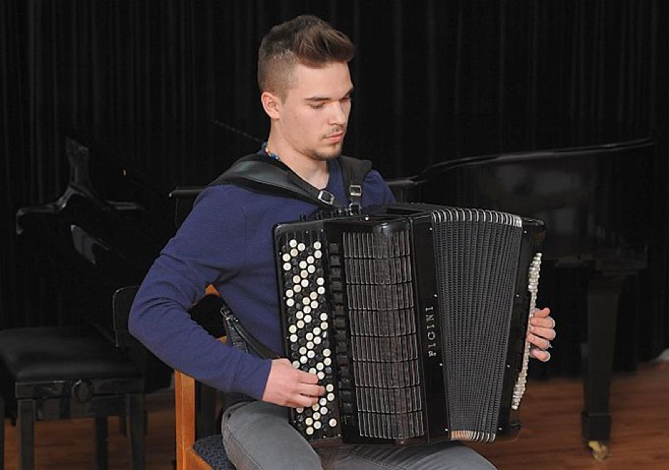 Luka Brnjić, učenik 4. razreda Odjela za harmoniku Glazbene škole Slavonski Brod