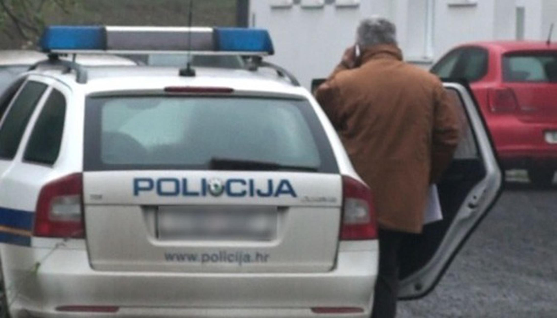 Dario Marenić ulazi u policijski automobil
