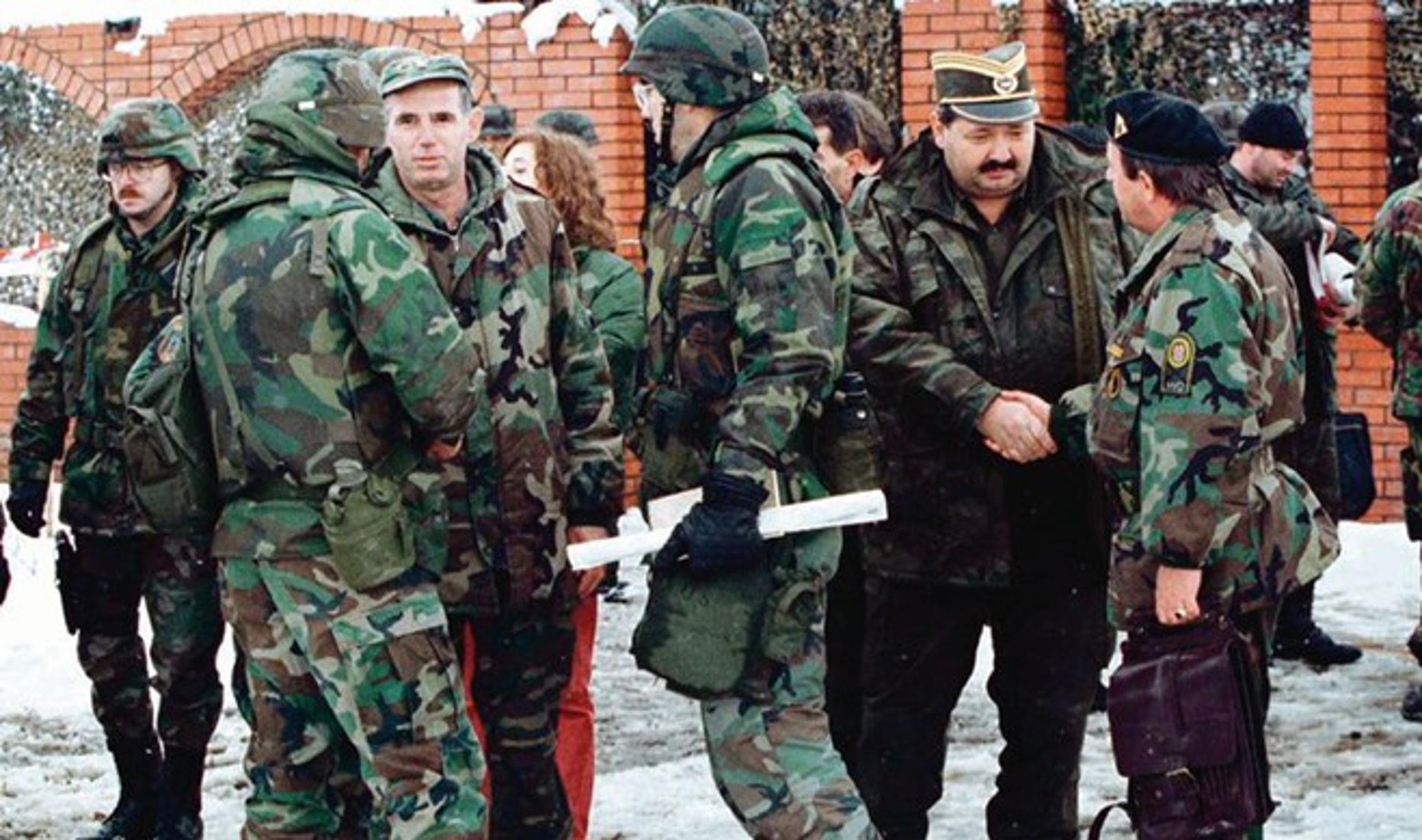General  Đuro Matuzović (skroz desno) rukuje se s generalom vojske RS Novicom Šimić