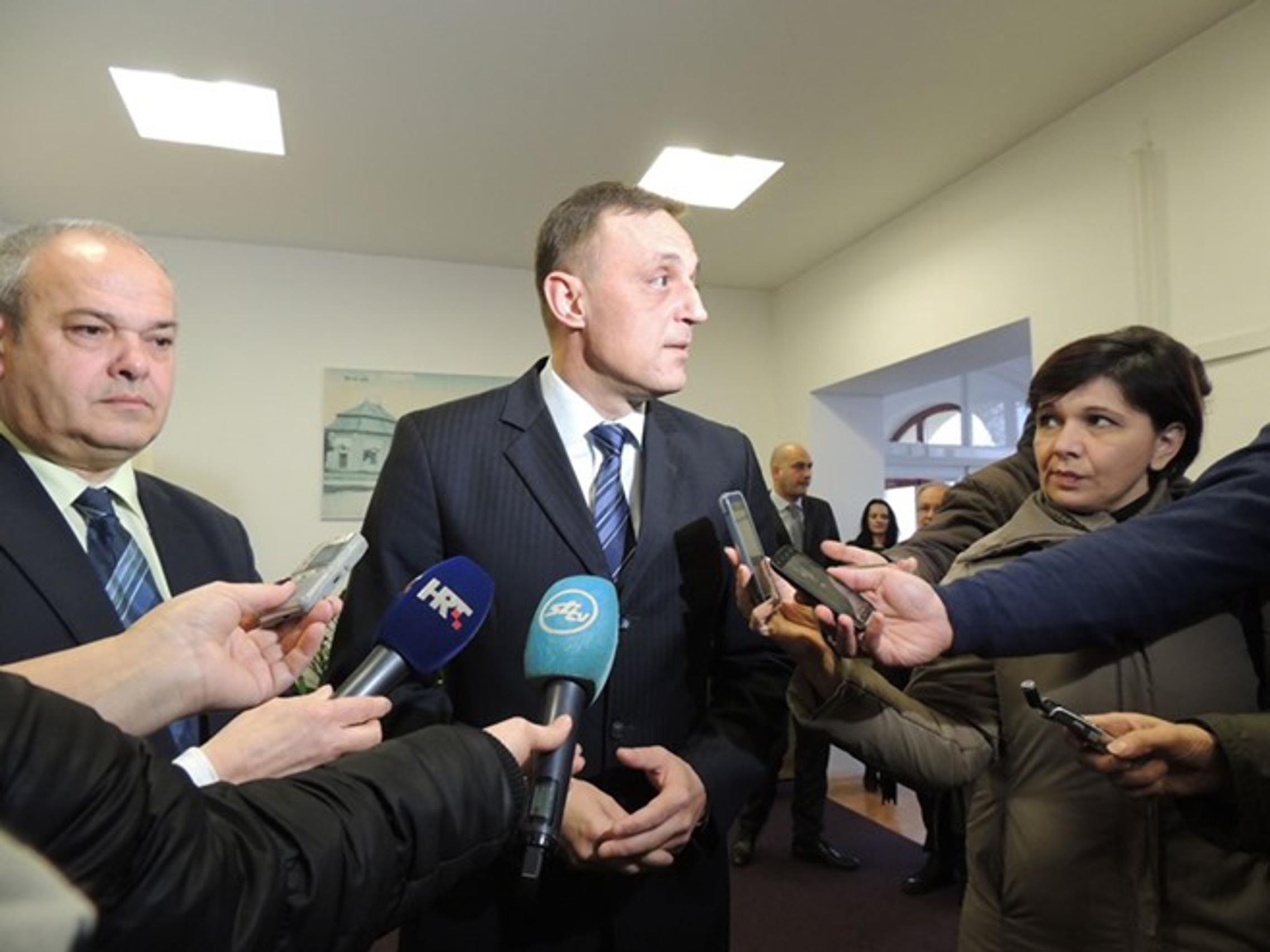 Mirko Duspara i Tihomir Jakovina s brodskim novinarima 6. veljače 2015.