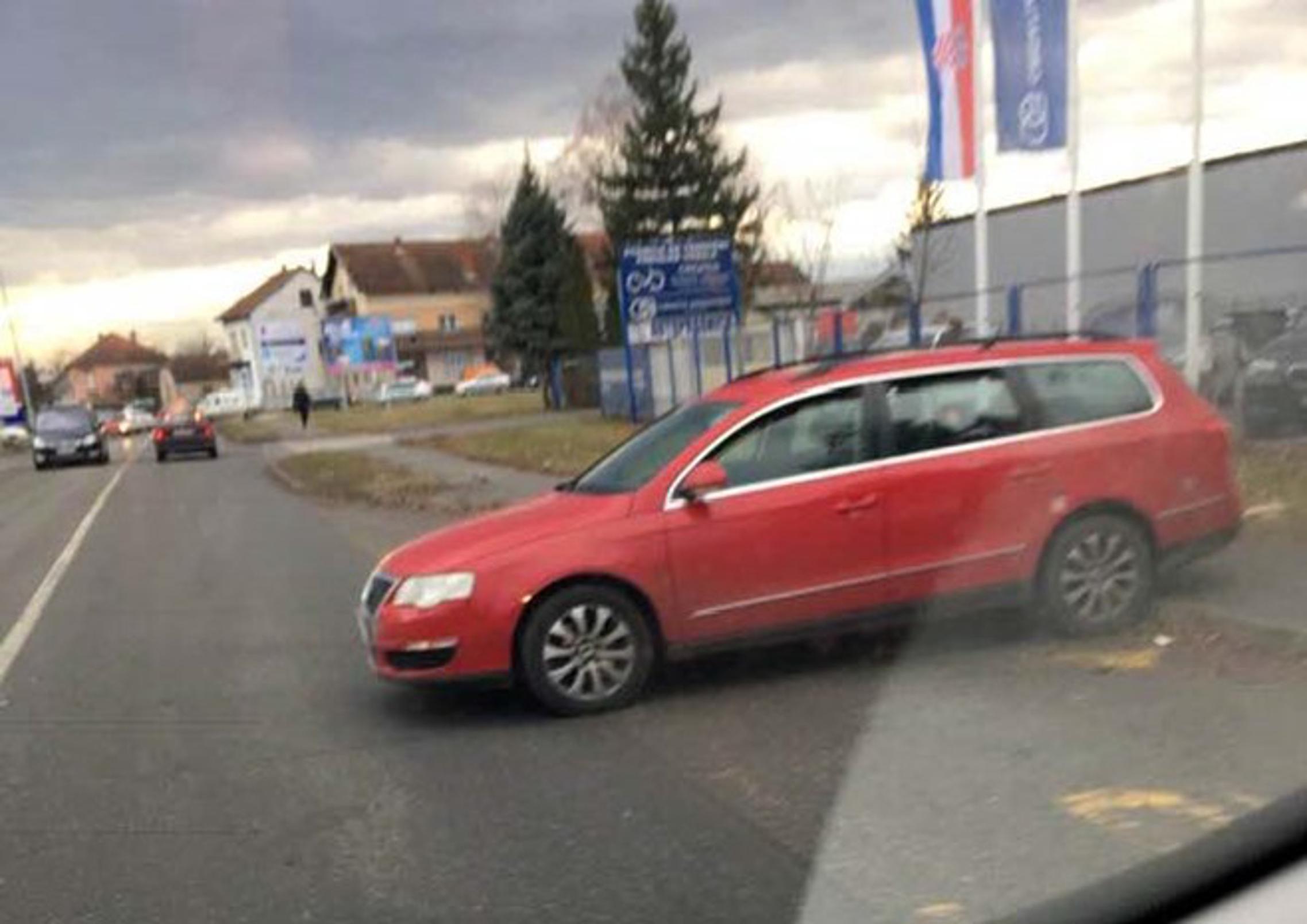 Nepropisno ostavljeno vozilo na autobusnom stajalištu na Vinogradskoj cesti