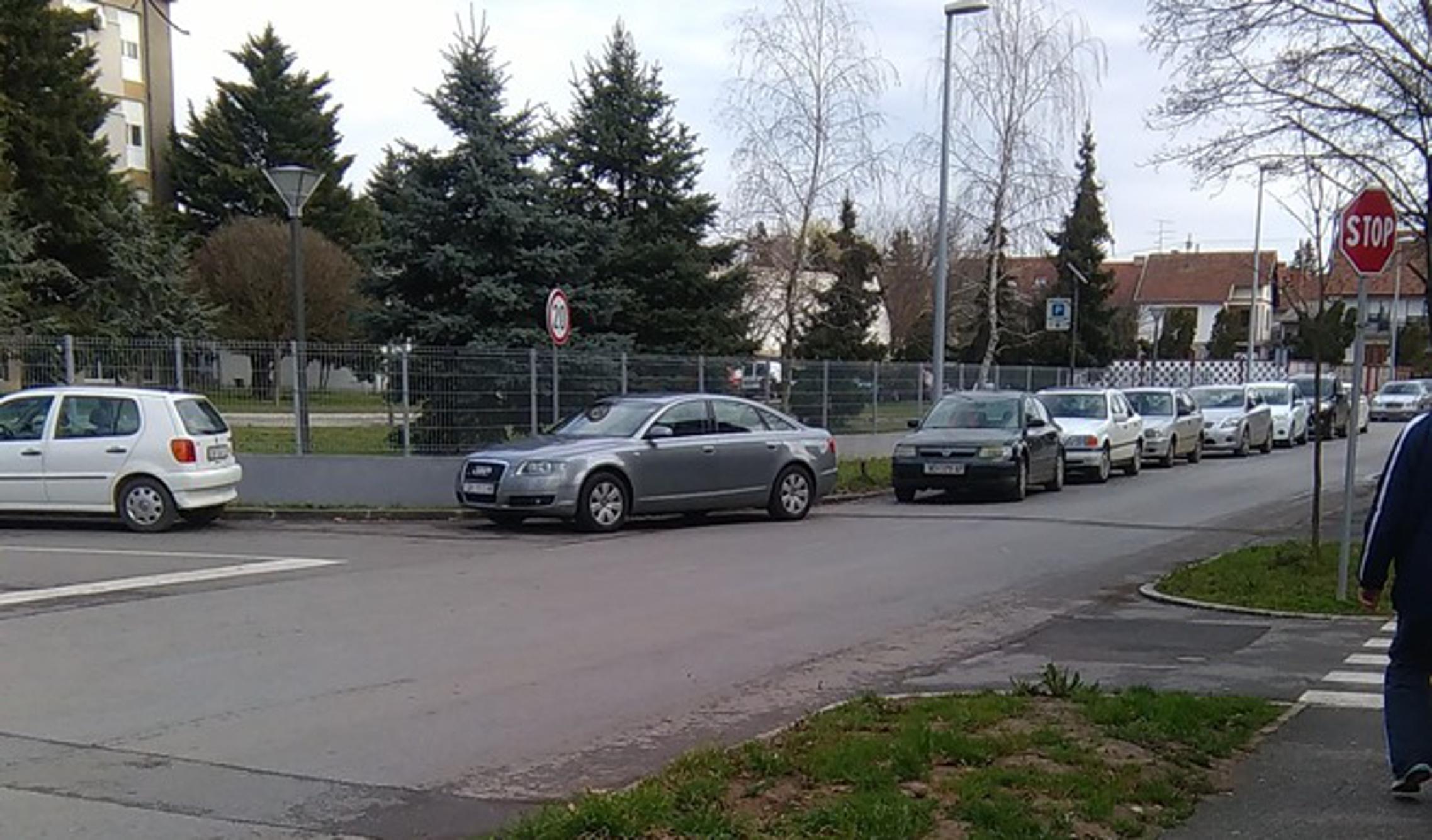 Službeno vozilo Grada Slavonskog Broda (Audi) na nedopuštenom mjestu