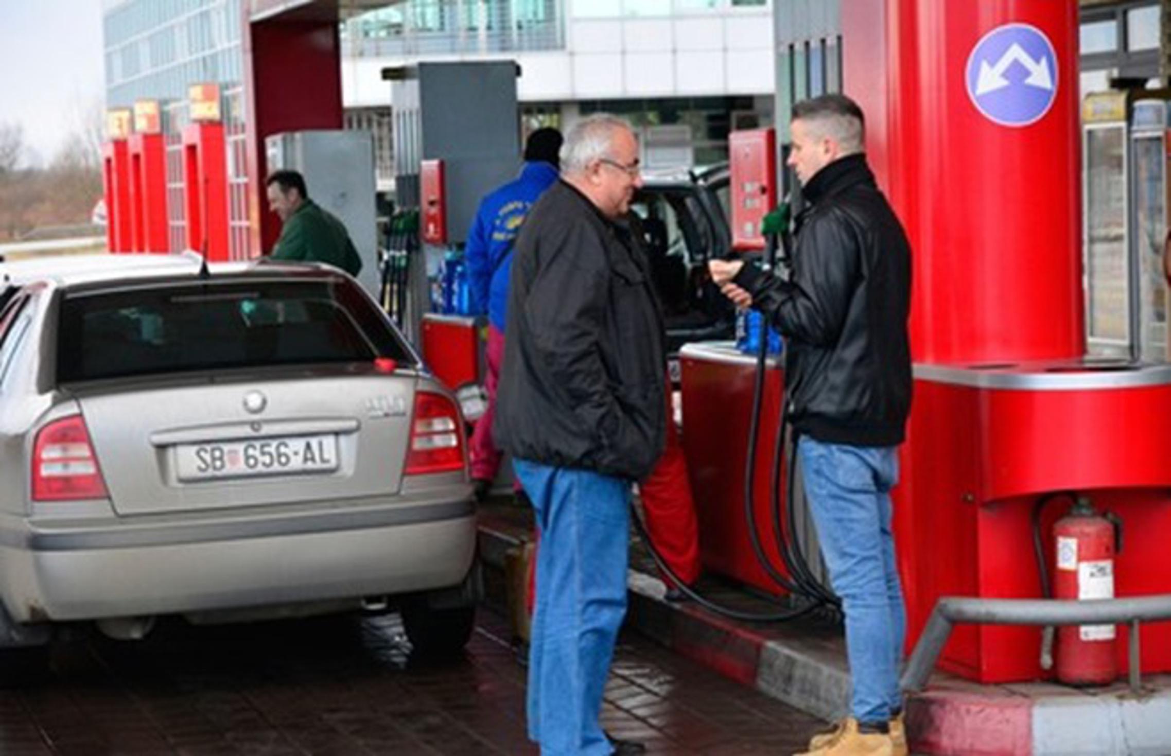 Reporter Večernjeg lista na benzijskoj pumpi u Bosanskom Brodu
