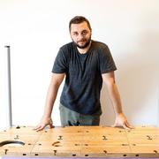 Matej Grozdanović i njegov modularni stol