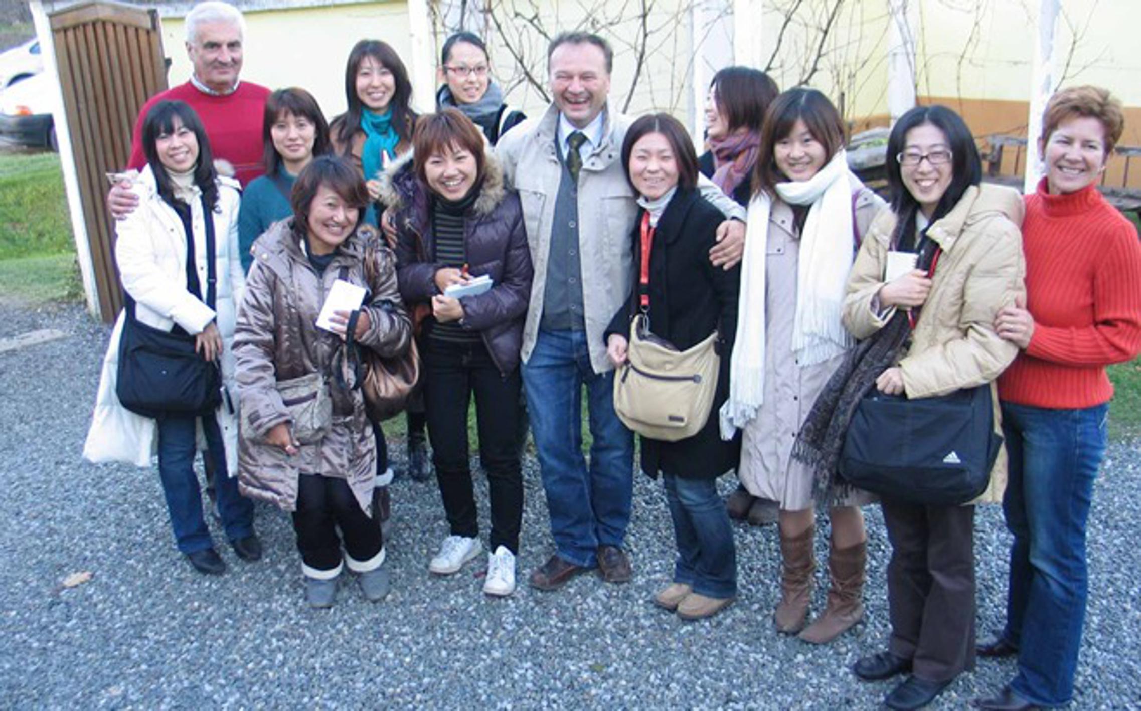 Antun Tucić i Pero Huljić s novinarkama japanskih medija u Staroj Kapeli