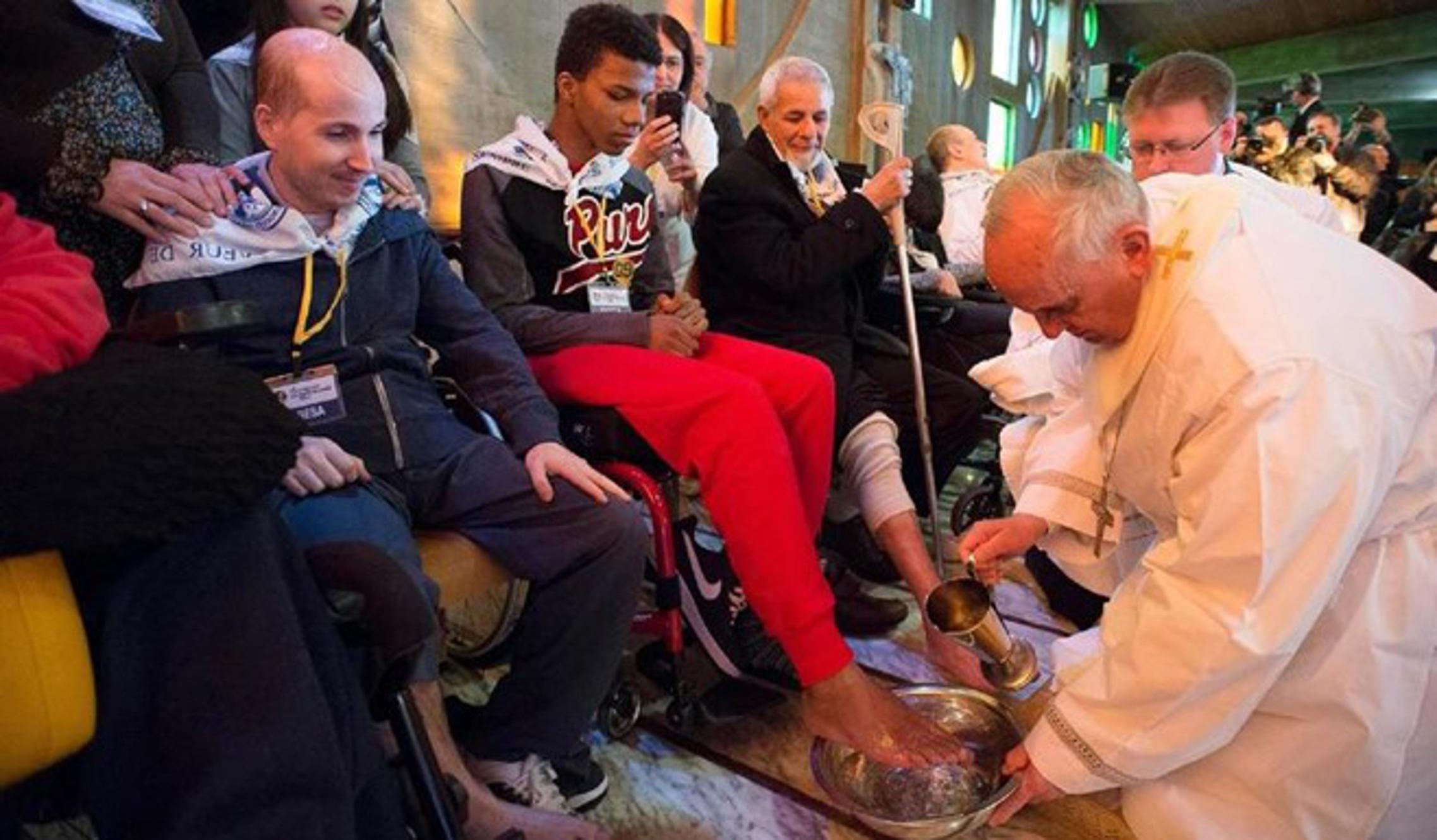 Papa Franjo pere noge zatvorenicima