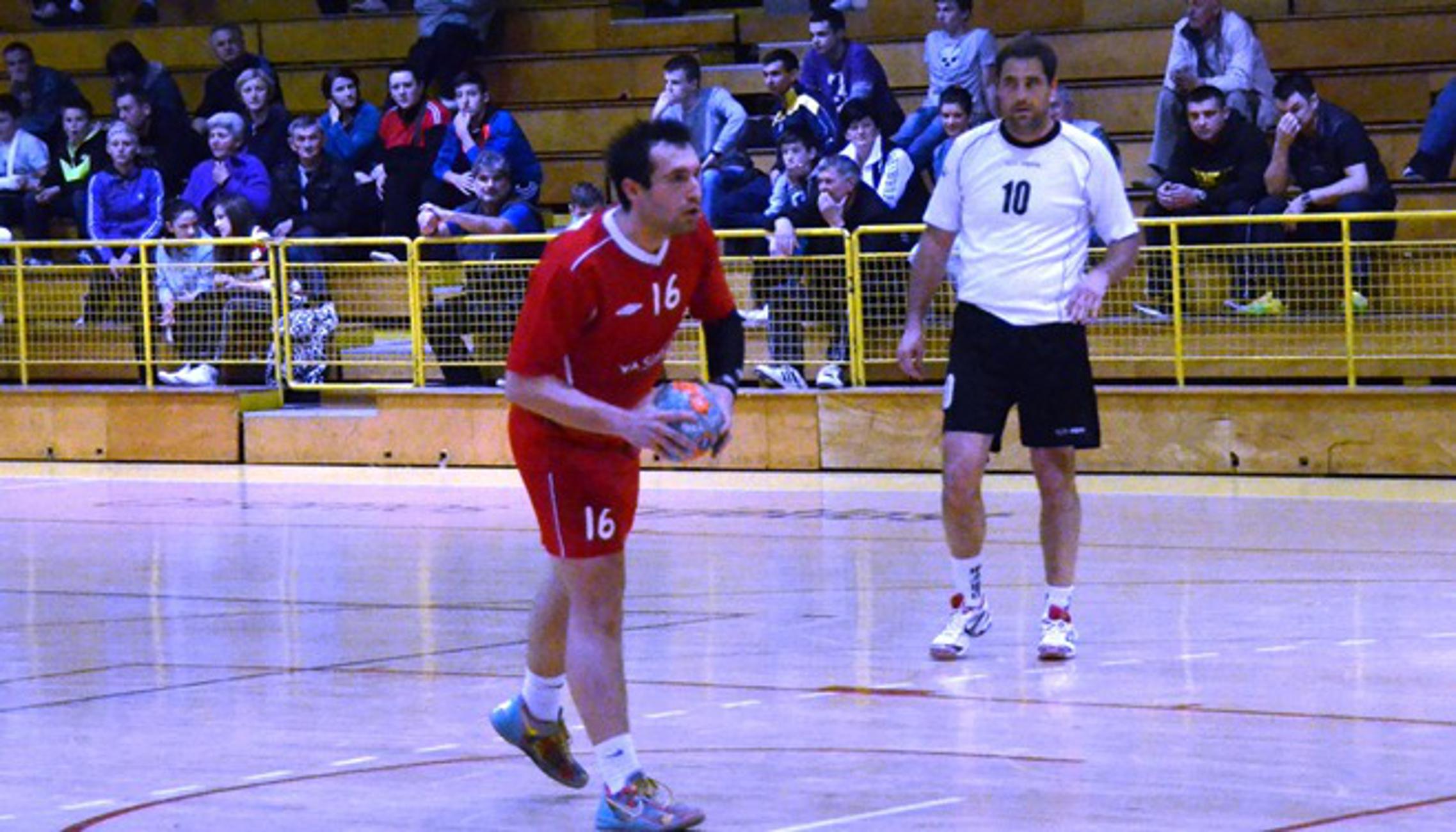 Emil Okružnik (crvena majica) zabio je Ivanskoj 12 golova
