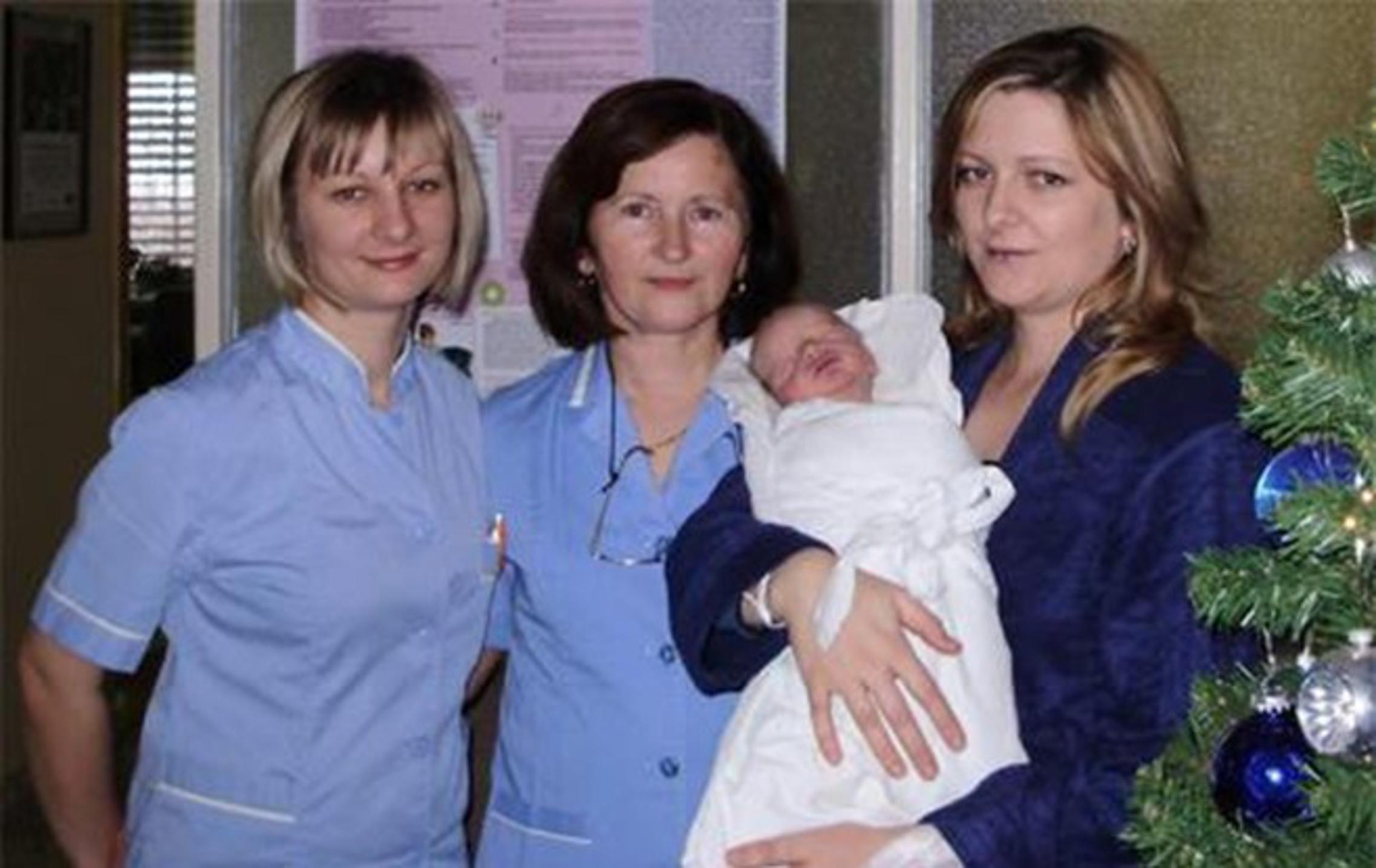 Majka Mikolčević sa sinom Leonom i bolničkim sestrama 