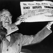 Truman drži "uglednu" naslovnicu na kojoj lažu o njegovom porazu
