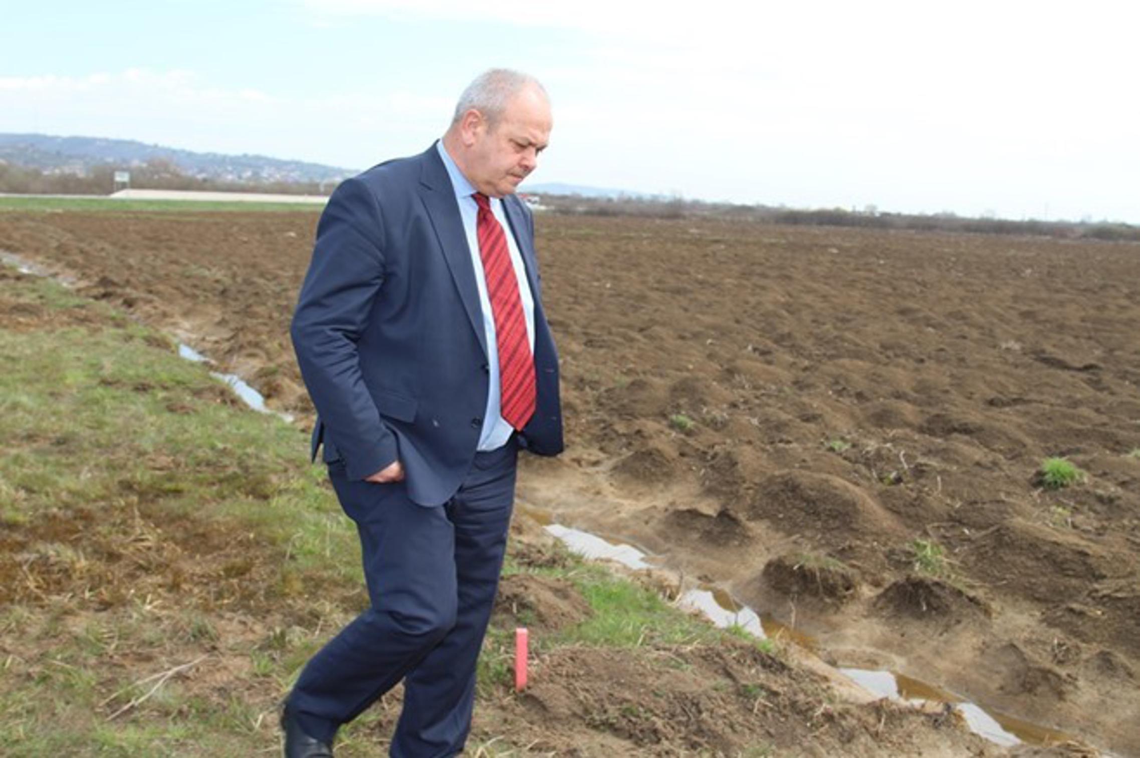 Mirko Duspara na kontaminiraniom zemljištu