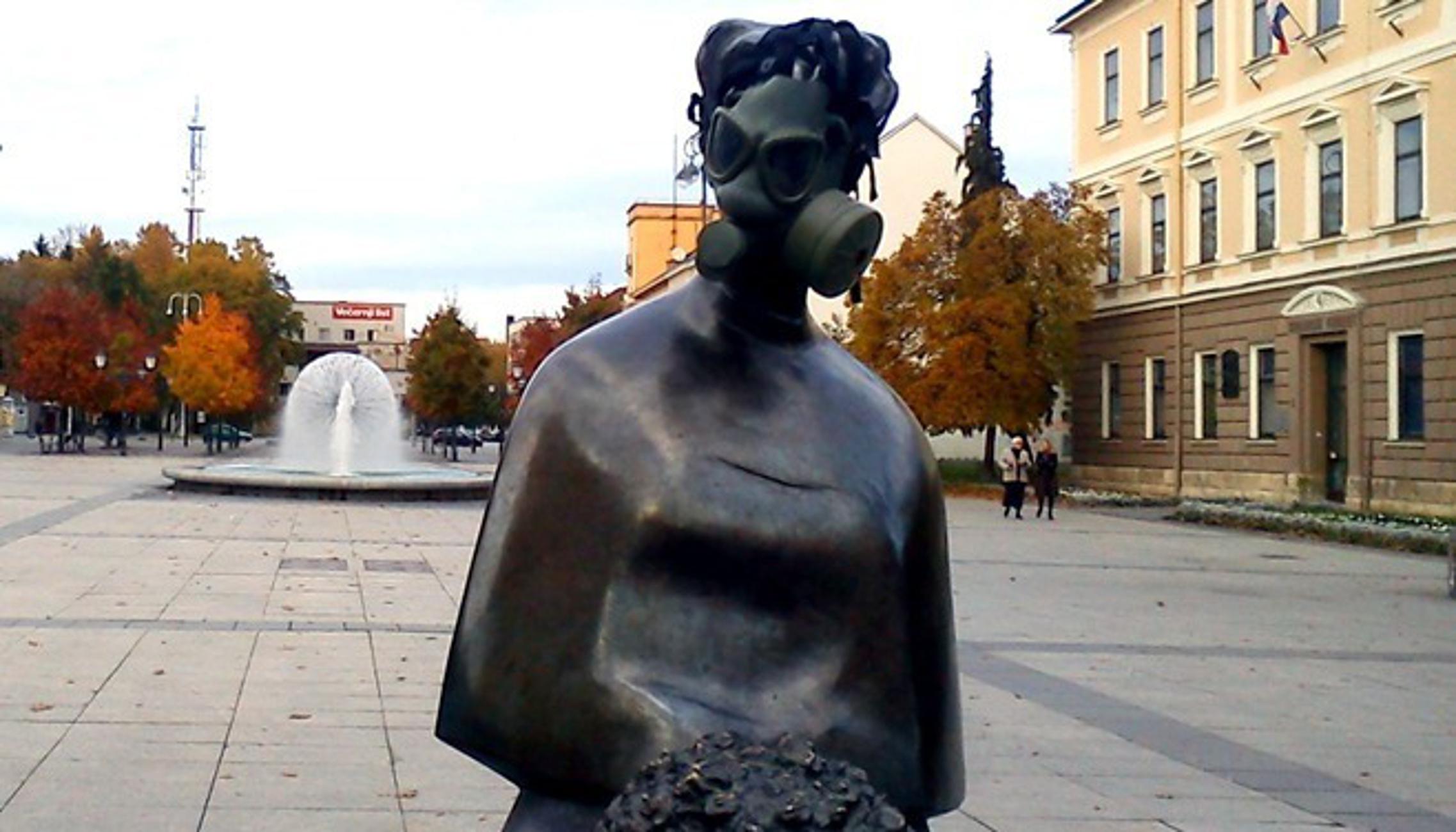 Ivana Brlić Mažuranić, na svom trgu, pod maskom