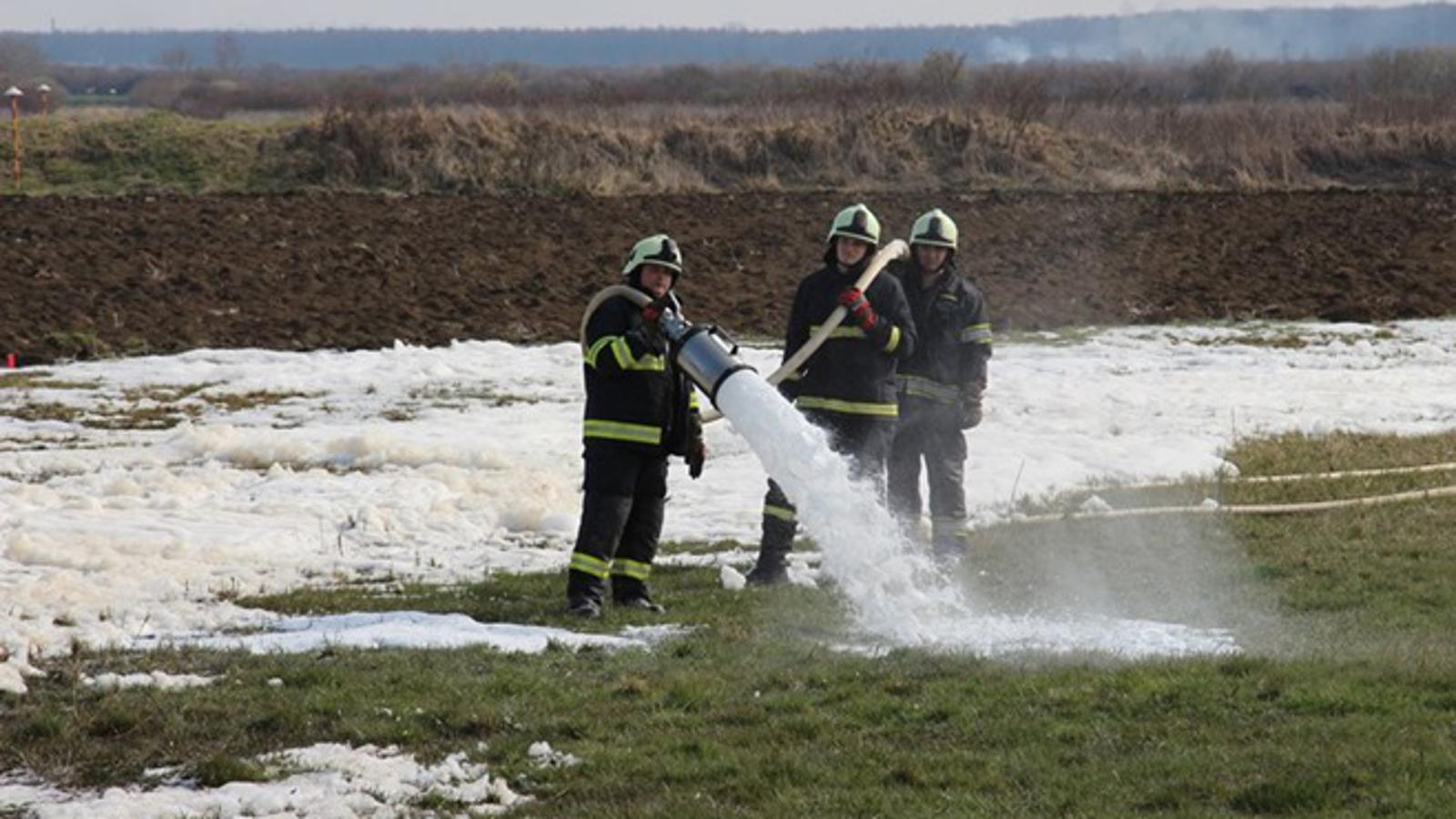 Intervencija vatrogasaca nakon izlijevanja nafte iz produktovoda u tlo
