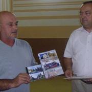 Mića Tomičić (desno) prima zahvalu