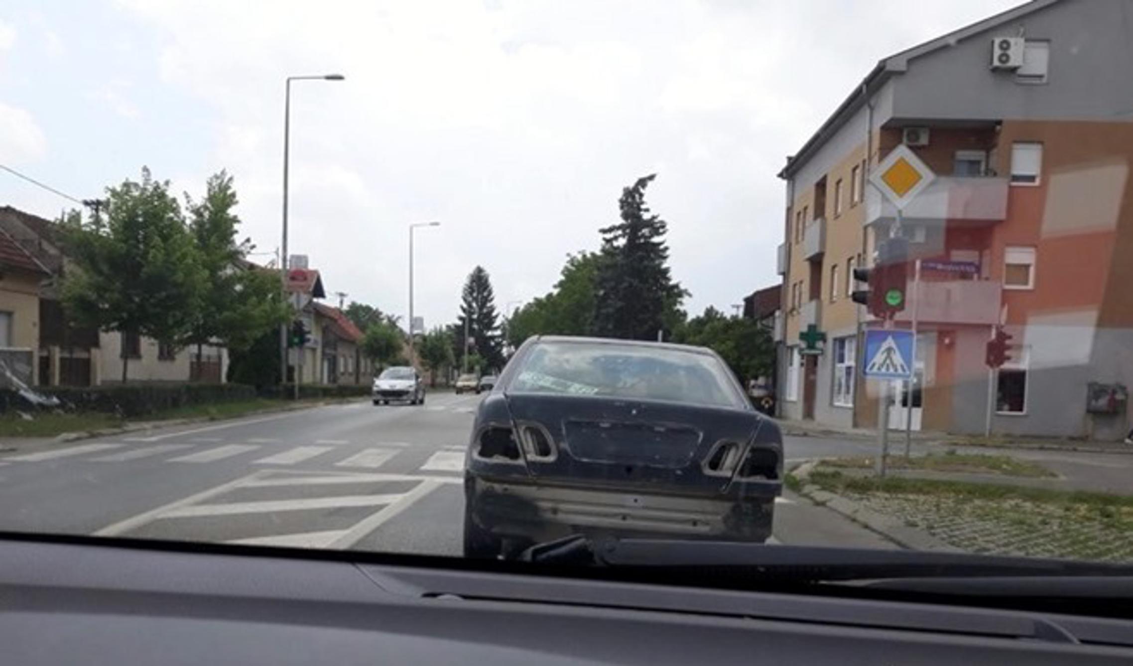 Neispravno vozilo uhvaćeno objektivom kamere čitateljice u Osječkoj ulici.