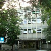 Ulaz u zgradu Općinskog suda u Slavonskom Brodu okružen zelenilom ljeti