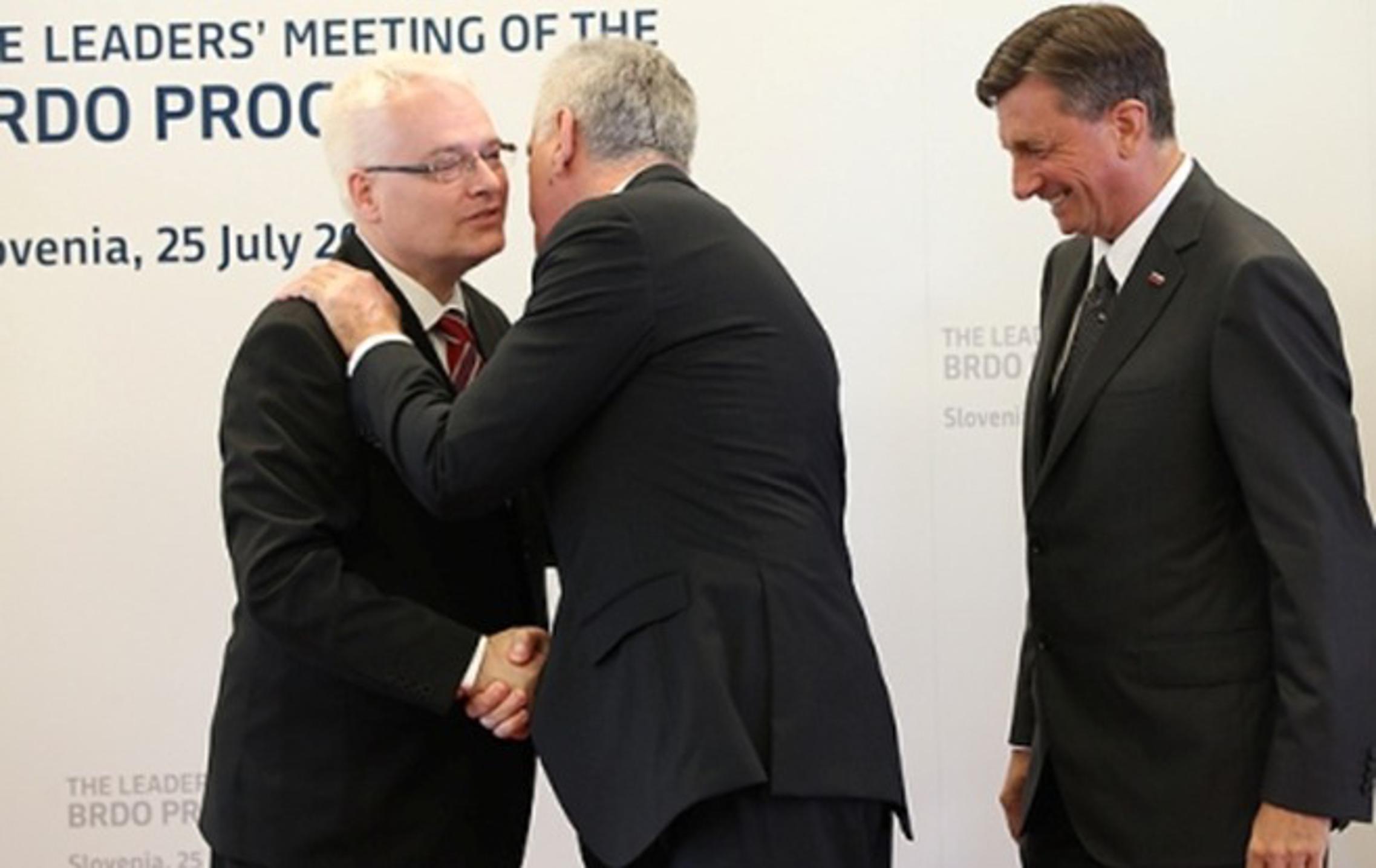 Josipović i Nikolić poljubili se - triput 