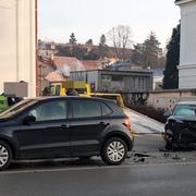 Prometna nesreća na raskrižju Ulice kralja Petra Krešimira IV. i Strossmayerove ulice.