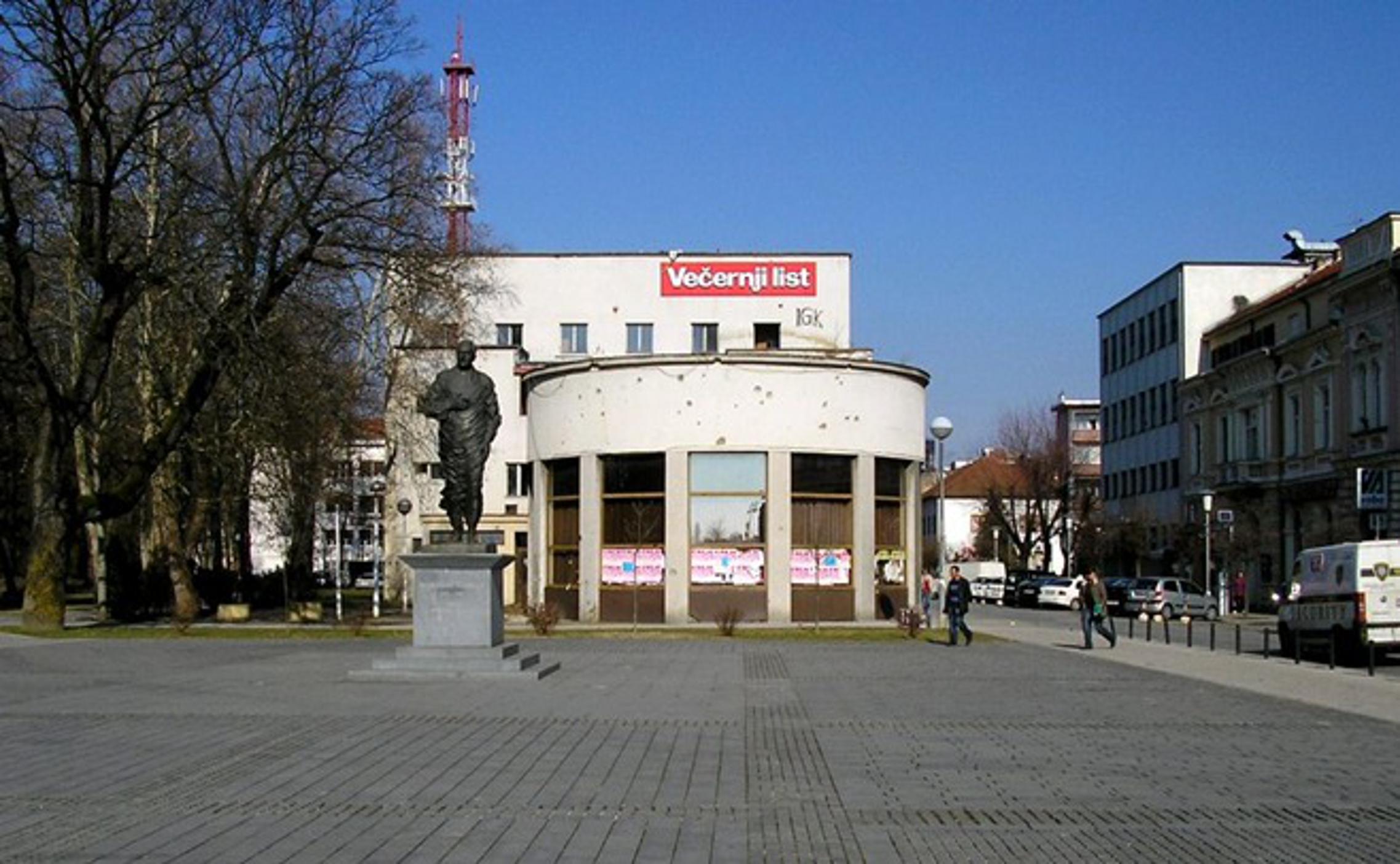 Hotel Park, plato ispred sa spomenikom Franji Tuđmanu