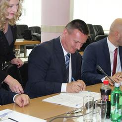 Župan Danijel Marušić s najbližim suradnicima tijekom potpisivanja ugovora