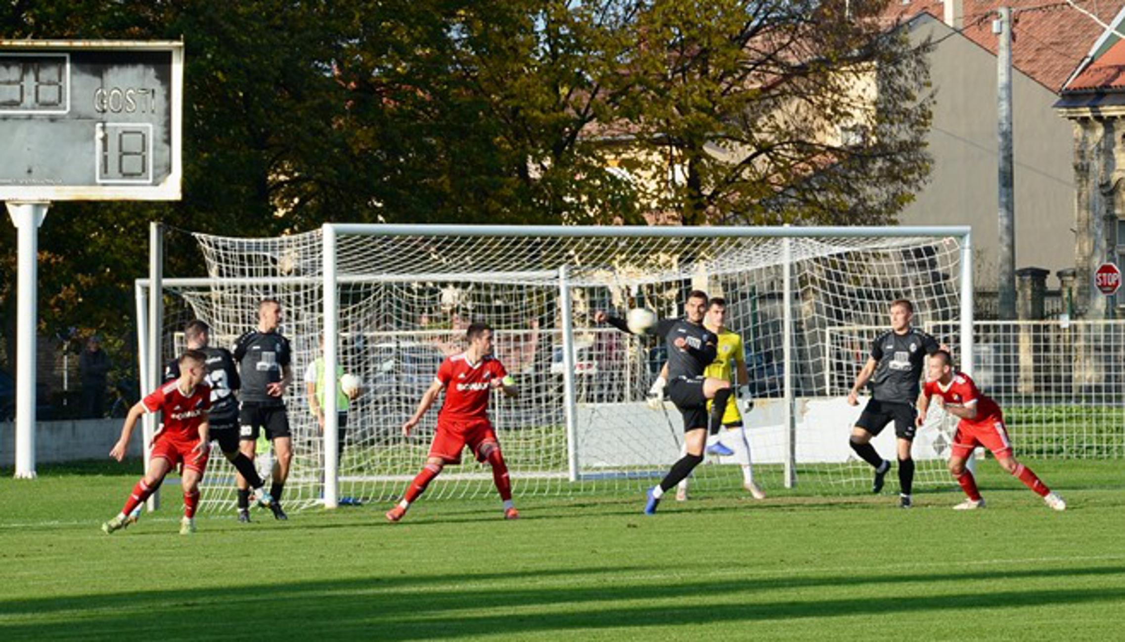 Detalj iz utakmice Marsonije i Oriolika, odigrane u Slavonskom Brodu.