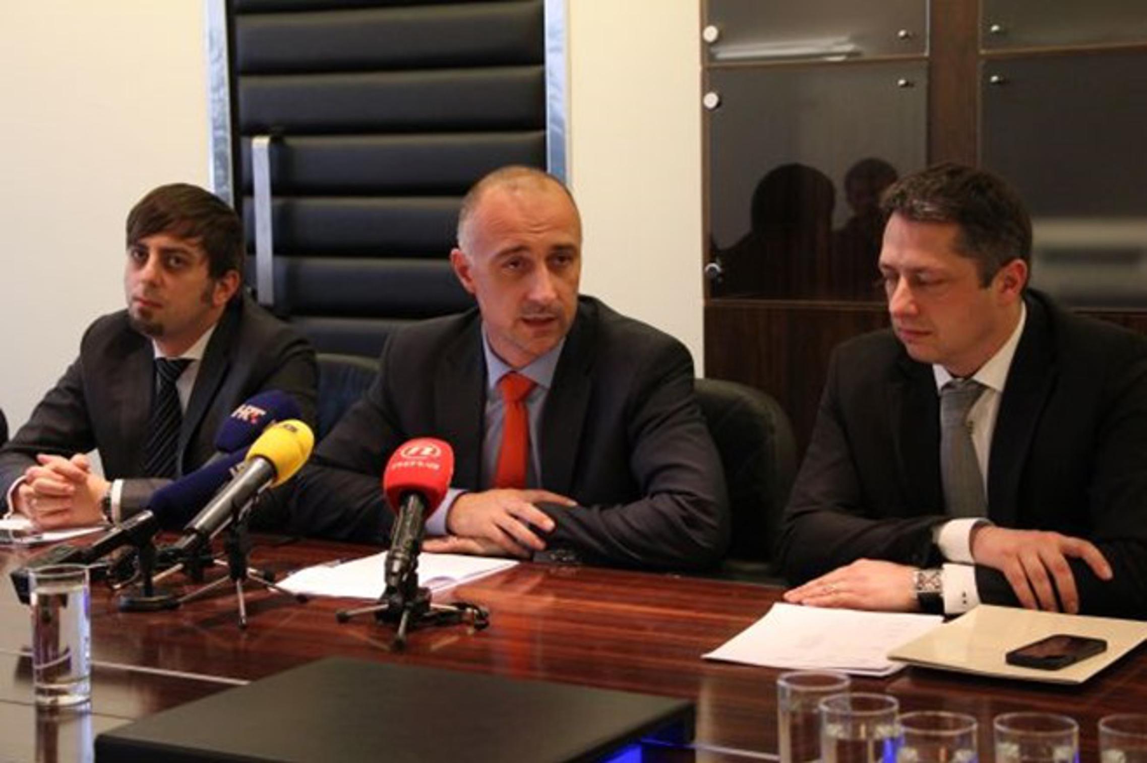Ministar Vrdoljak, u sredini