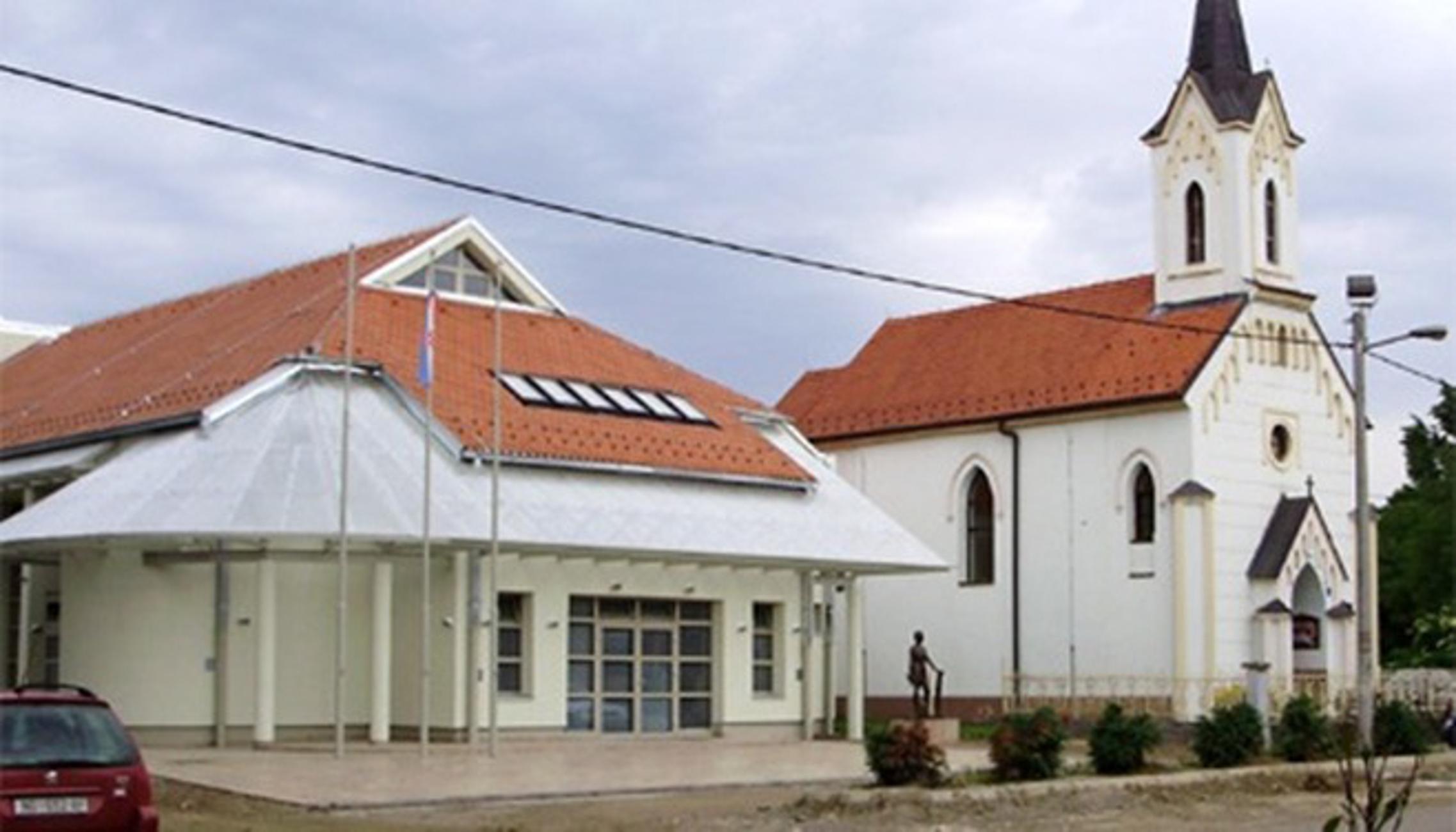 Društveni dom i katolička Crkva u Dragaliću
