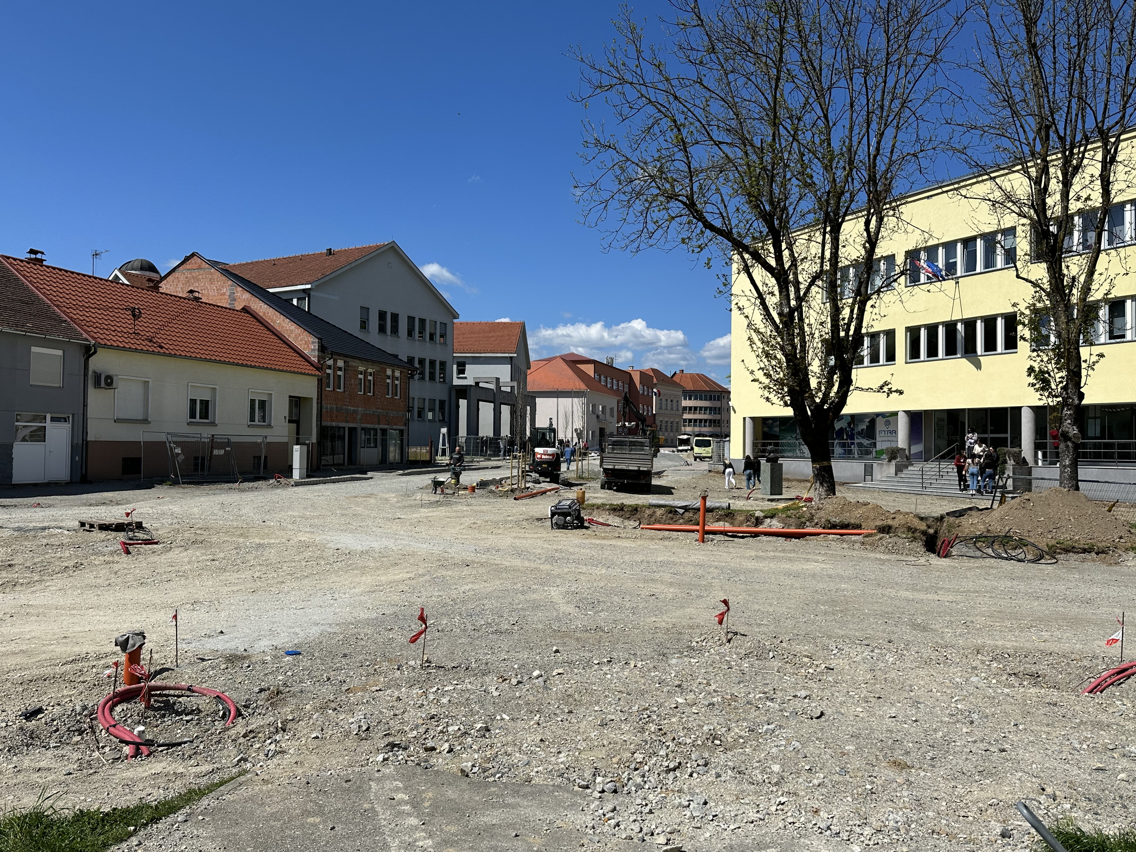 Ulica dr. Franje Tuđmana u Požegi tijekom izvođenja radova - u neposrednoj blizini Gimnazija i Fakultet turizma i ruralnog razvoja