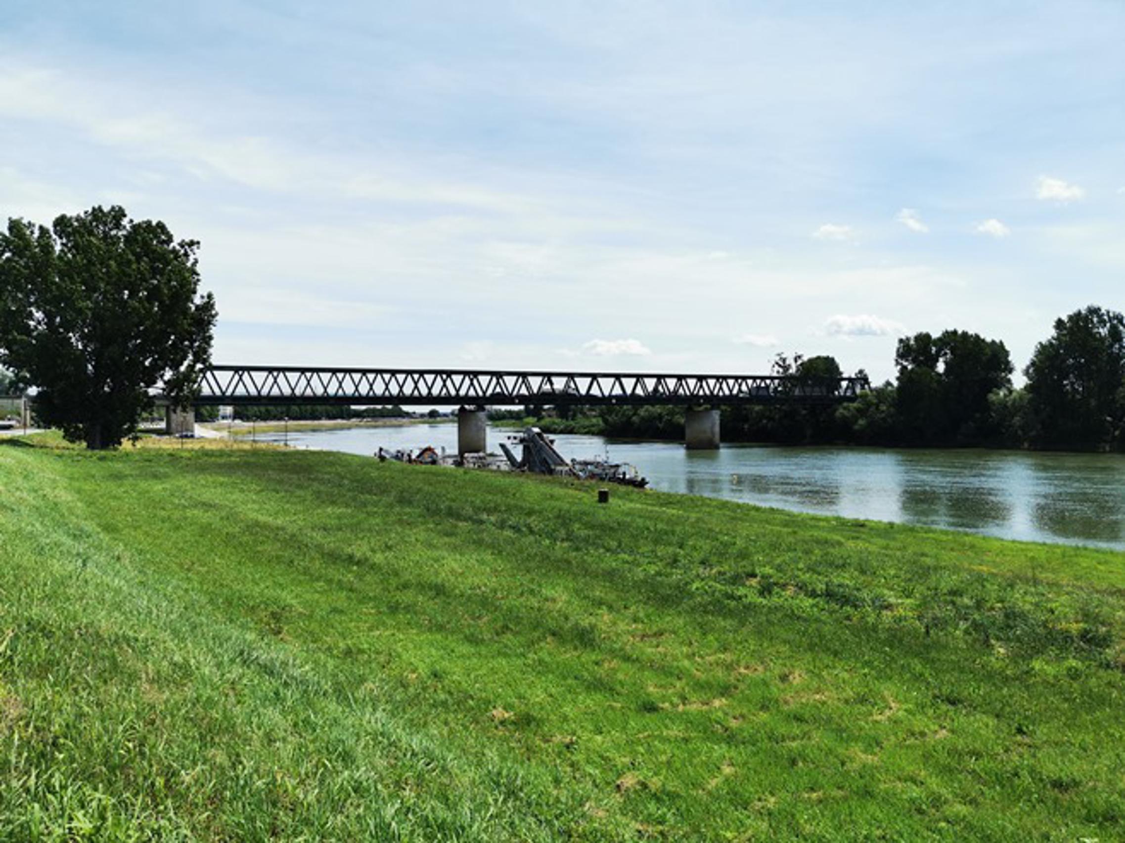 Most koji spaja dva Broda