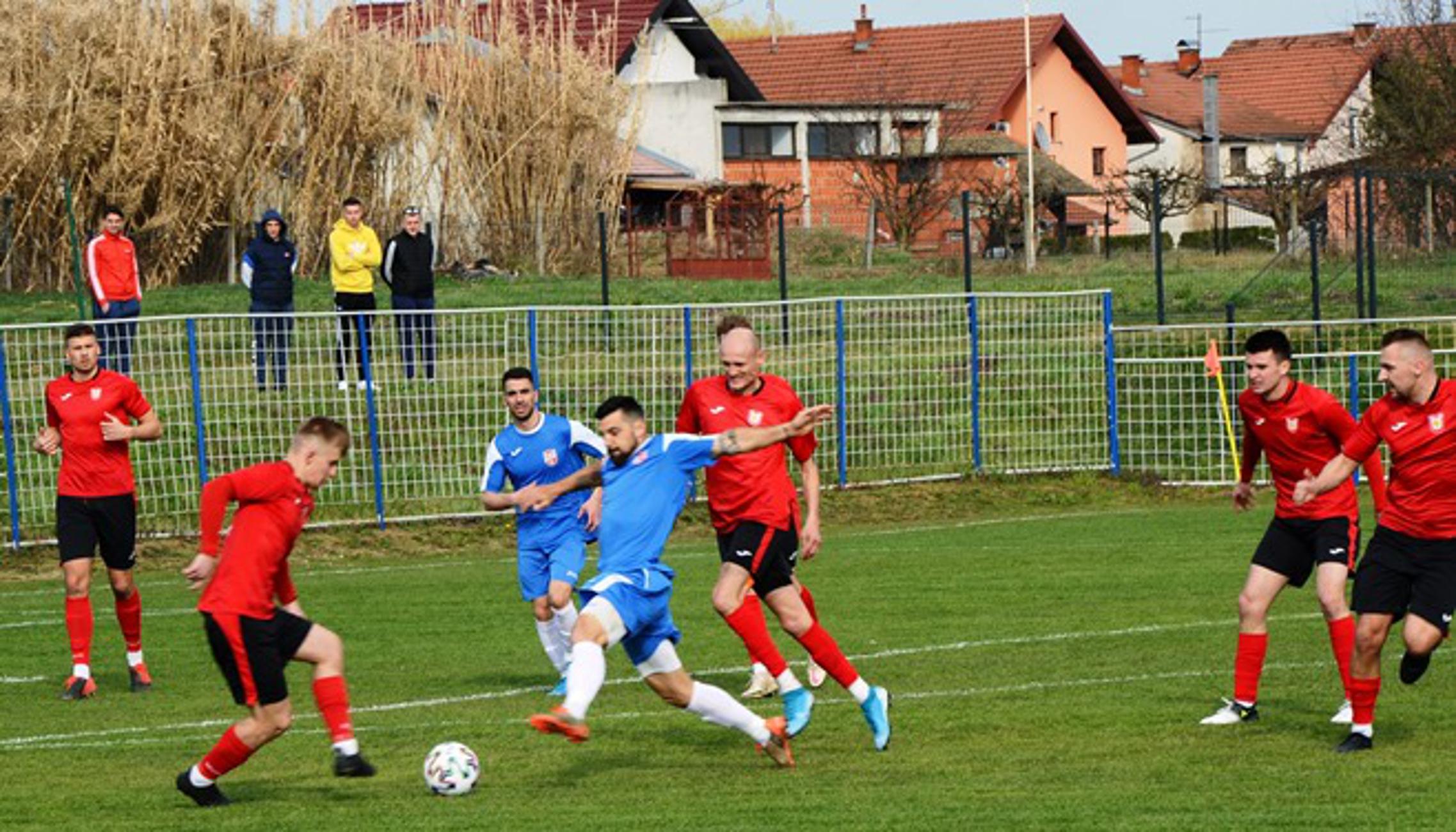 Detalj iz utakmice u Bukovlju između Slavonca (crveni) i Vuteks Sloge.