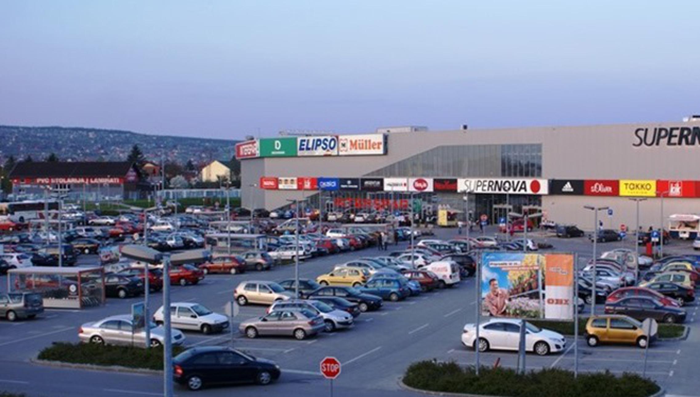 Parkiralište ispred trgovačkog centra u Slavonskom Brodu